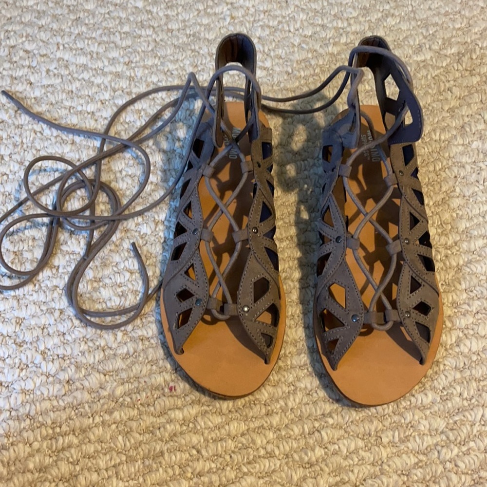 Lace up sandal.